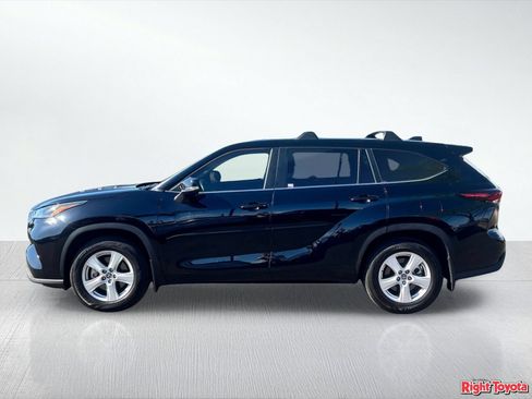 Used 2024 Toyota Highlander LE AWD/4WD image 3