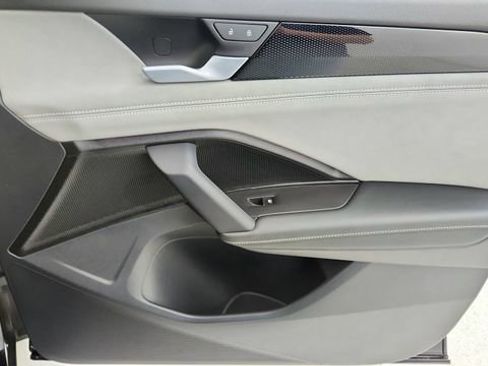 Used 2025 Volkswagen Tiguan SE R-Line image 23