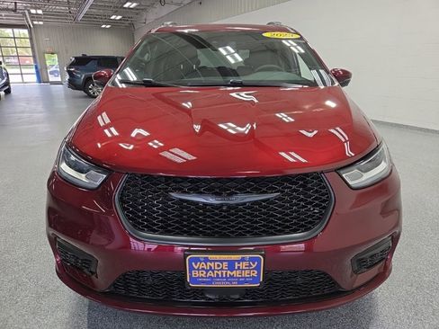 Used 2023 Chrysler Pacifica Touring-L w/ S Appearance Package FWD image 2
