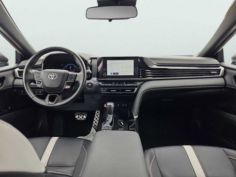 Used 2025 Toyota Camry SE image 11