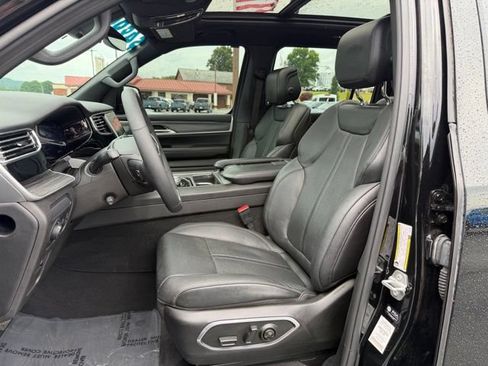 Used 2023 Jeep Wagoneer Series II w/ Premium Group I AWD/4WD image 12