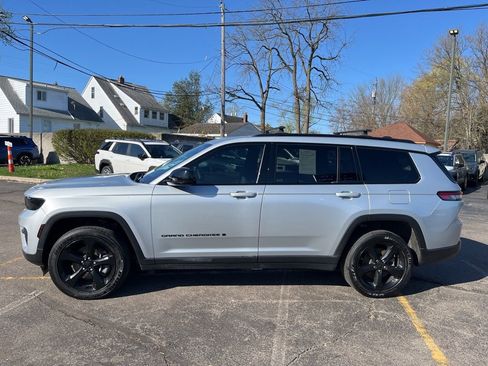 Used 2023 Jeep Grand Cherokee L Laredo image 8