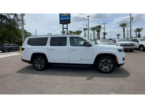 Used 2024 Jeep Wagoneer L Series II RWD image 9