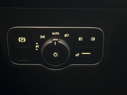 Used 2021 Mercedes-Benz GLB 250 w/ Premium Package image 32