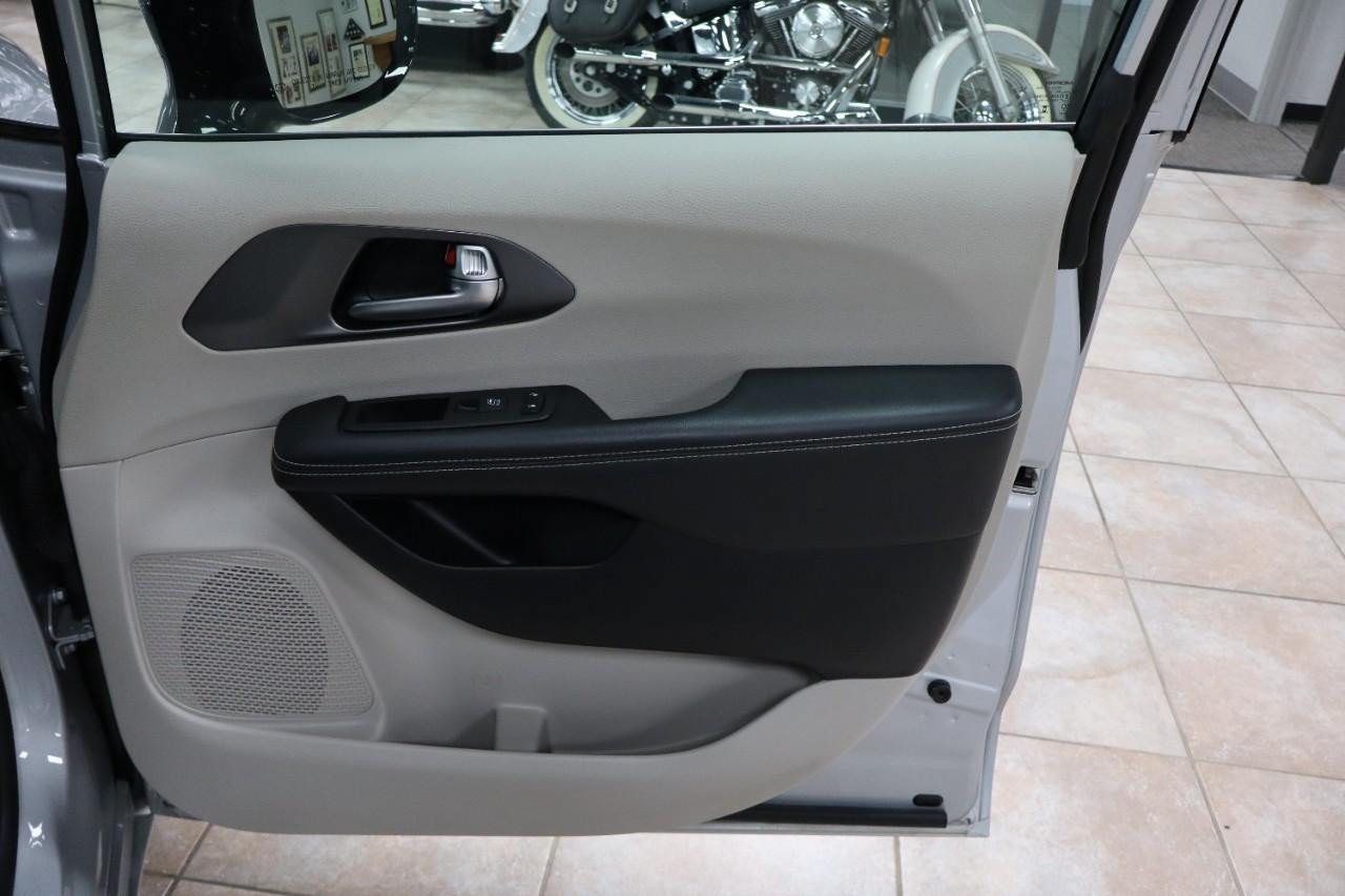Used 2024 Chrysler Pacifica Touring-L FWD image 28