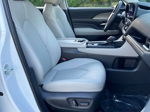 Used 2025 Toyota Grand Highlander AWD image 23