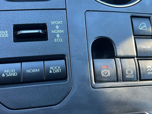 Used 2023 Toyota Highlander XLE image 29