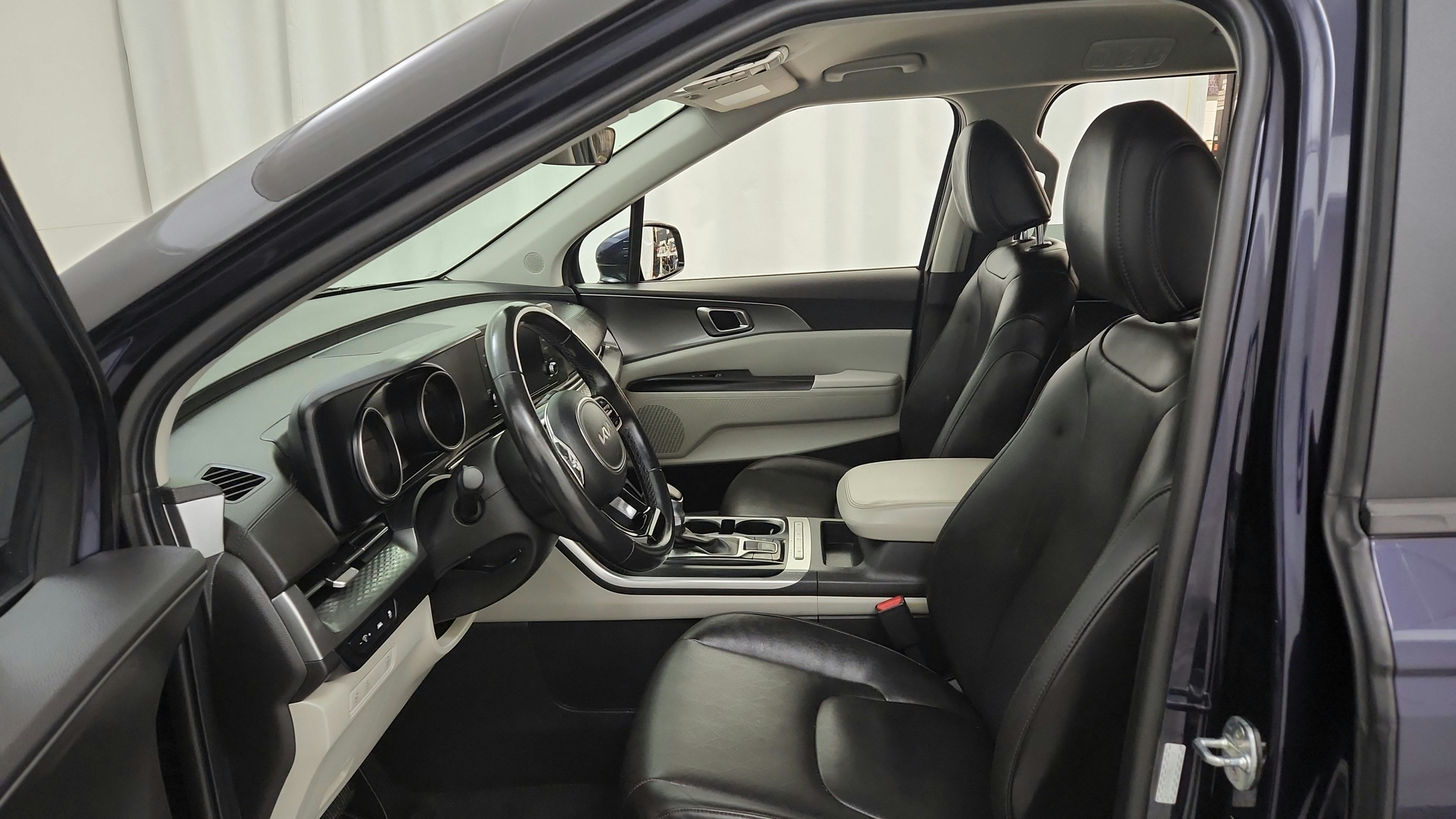 Used 2022 Kia Carnival LX FWD image 10