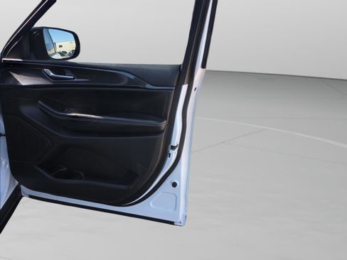 Used 2023 Jeep Grand Cherokee Altitude image 36