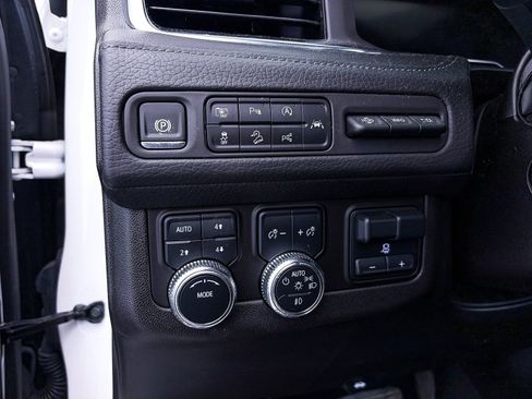 Used 2024 GMC Yukon Denali w/ Advanced Technology Package image 5