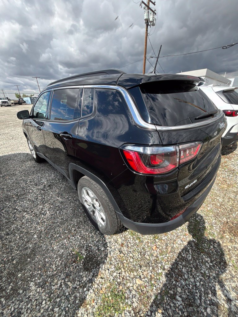 Used 2025 Jeep Compass Latitude w/ Sun & Sound Group AWD/4WD image 5