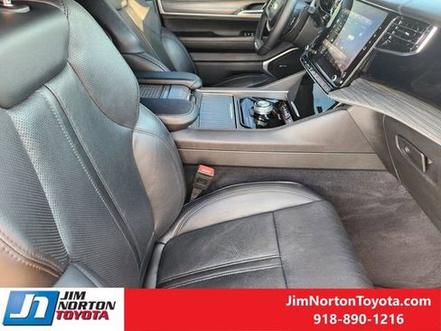 Used 2023 Jeep Wagoneer L Series III w/ Convenience Group I RWD image 15