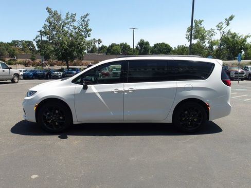 New 2025 Chrysler Pacifica Limited image 5