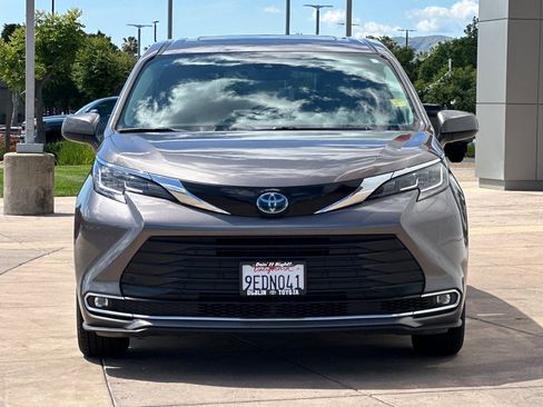 Certified 2022 Toyota Sienna XLE FWD image 11
