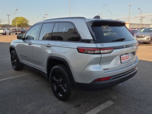 Used 2024 Jeep Grand Cherokee Altitude image 3