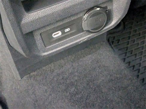 Used 2022 Volkswagen Tiguan SE image 26