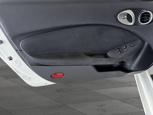 Used 2017 Nissan 370Z Touring RWD image 8