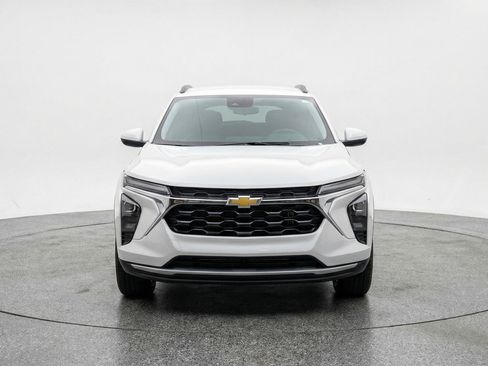 Used 2025 Chevrolet Trax LT image 2