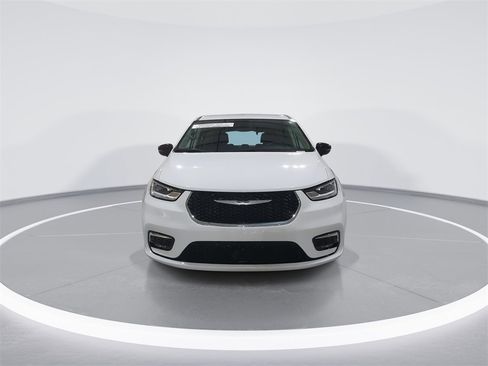 Used 2024 Chrysler Pacifica Touring-L image 3