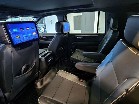 Used 2025 Chevrolet Suburban Premier AWD/4WD image 59