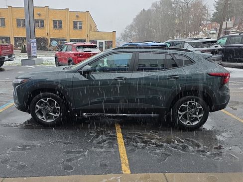 New 2025 Chevrolet Trax LT w/ Sunroof Package image 5