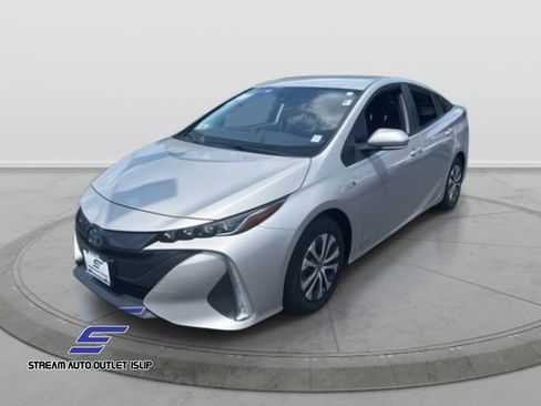 Used 2022 Toyota Prius Prime LE image 2