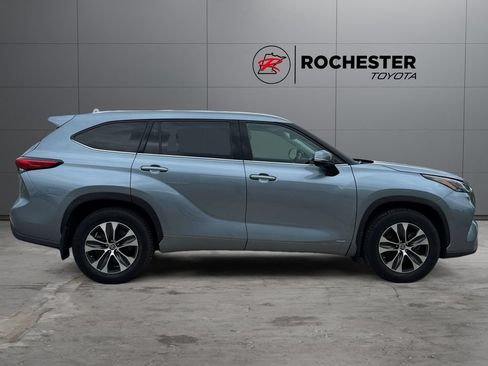 Used 2022 Toyota Highlander XLE AWD/4WD image 6