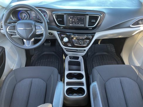 Used 2023 Chrysler Voyager LX image 15