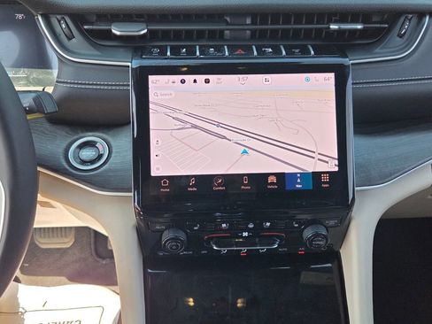 Used 2025 Jeep Grand Cherokee Limited w/ Luxury Tech Group II RWD image 18