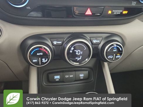 Used 2025 Hyundai Venue SEL FWD image 25