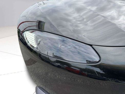 Used 2022 Aston Martin V8 Vantage Roadster RWD image 11