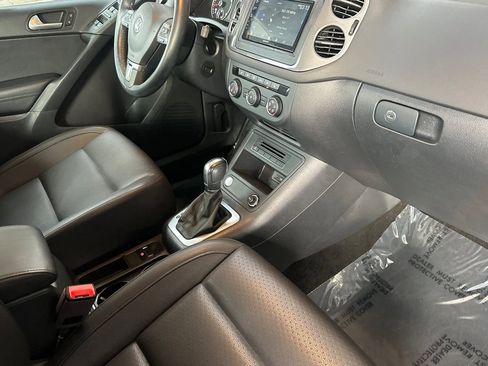 Used 2017 Volkswagen Tiguan S image 19