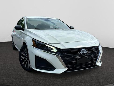 Used 2025 Nissan Altima 2.5 SV FWD image 1