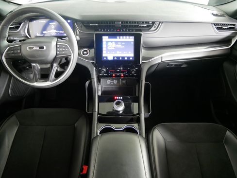 Used 2023 Jeep Grand Cherokee Altitude image 10