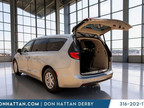 Used 2023 Chrysler Pacifica Touring-L FWD image 29
