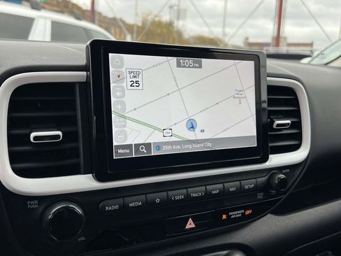 Used 2024 Hyundai Venue Limited image 33