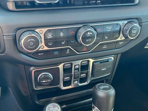 Used 2024 Jeep Wrangler Unlimited Sahara AWD/4WD image 16