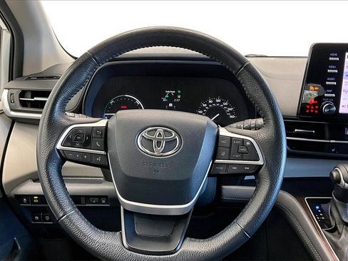 Used 2024 Toyota Sienna XLE image 5