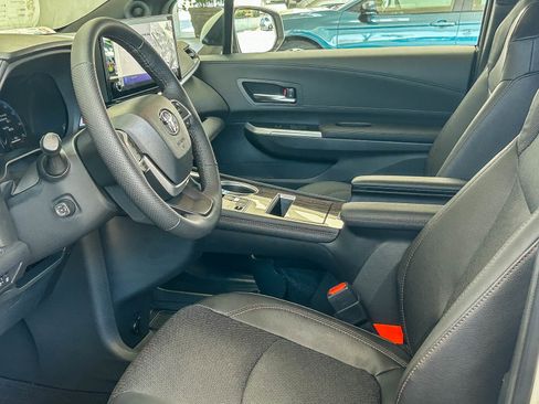 Used 2025 Toyota Sienna Platinum AWD/4WD image 17