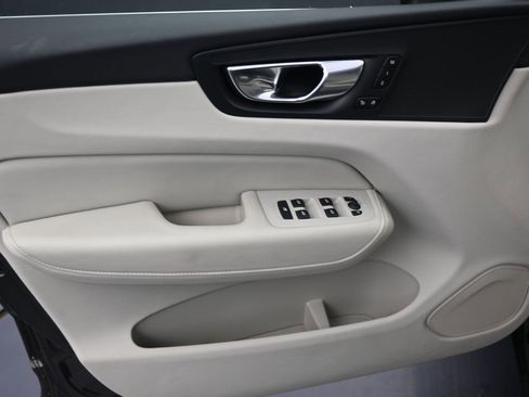 Certified 2022 Volvo XC60 B5 Momentum image 13