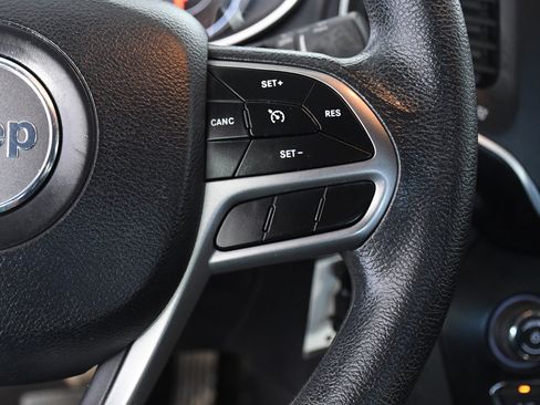 Used 2019 Jeep Cherokee Latitude w/ Popular Appearance Group image 13