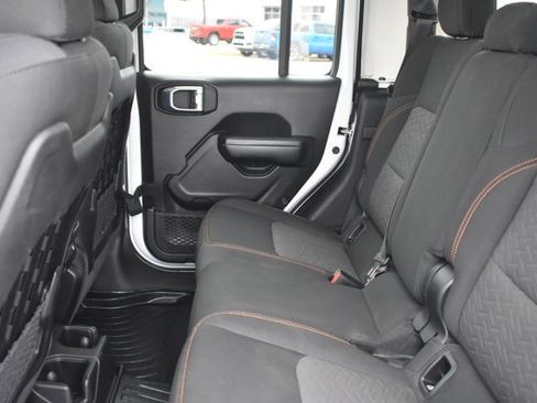 Used 2021 Jeep Gladiator Mojave w/ Cold Weather Group image 16