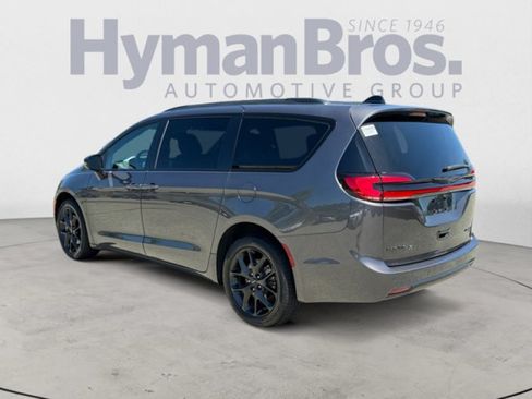 Used 2023 Chrysler Pacifica Limited w/ Uconnect Theater Family Group AWD/4WD image 5