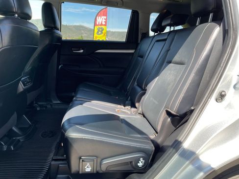 Used 2019 Toyota Highlander XLE FWD image 23
