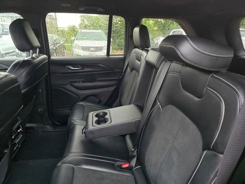 Used 2025 Jeep Grand Cherokee Altitude AWD/4WD image 20