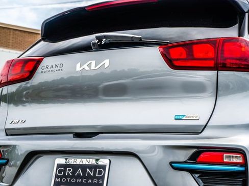 Used 2022 Kia Niro EX w/ Cold Weather Package FWD image 13