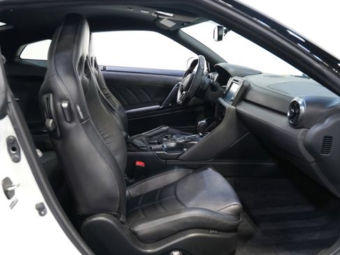 Used 2021 Nissan GT-R Premium image 30
