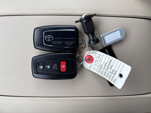 Certified 2021 Toyota Highlander XLE image 34