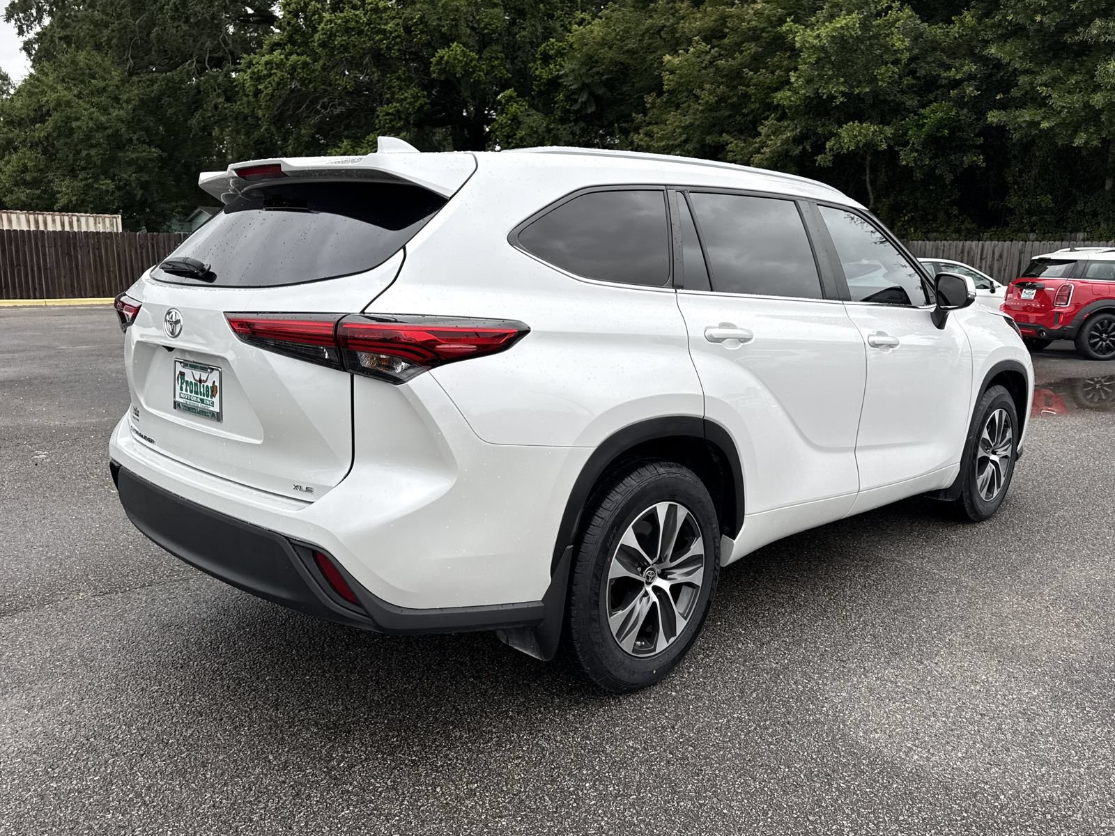 Used 2023 Toyota Highlander XLE FWD image 5