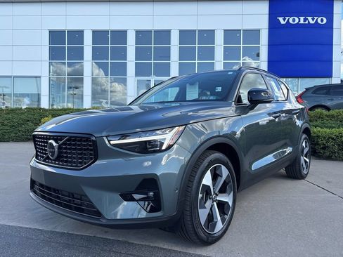 Certified 2026 Volvo XC40 B5 Plus AWD/4WD image 2